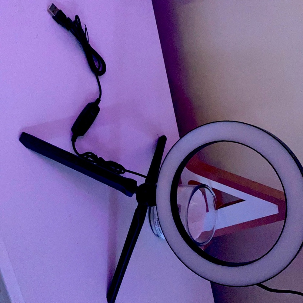 I am selling a ring light , travel size , in good shape , used once , perfect !